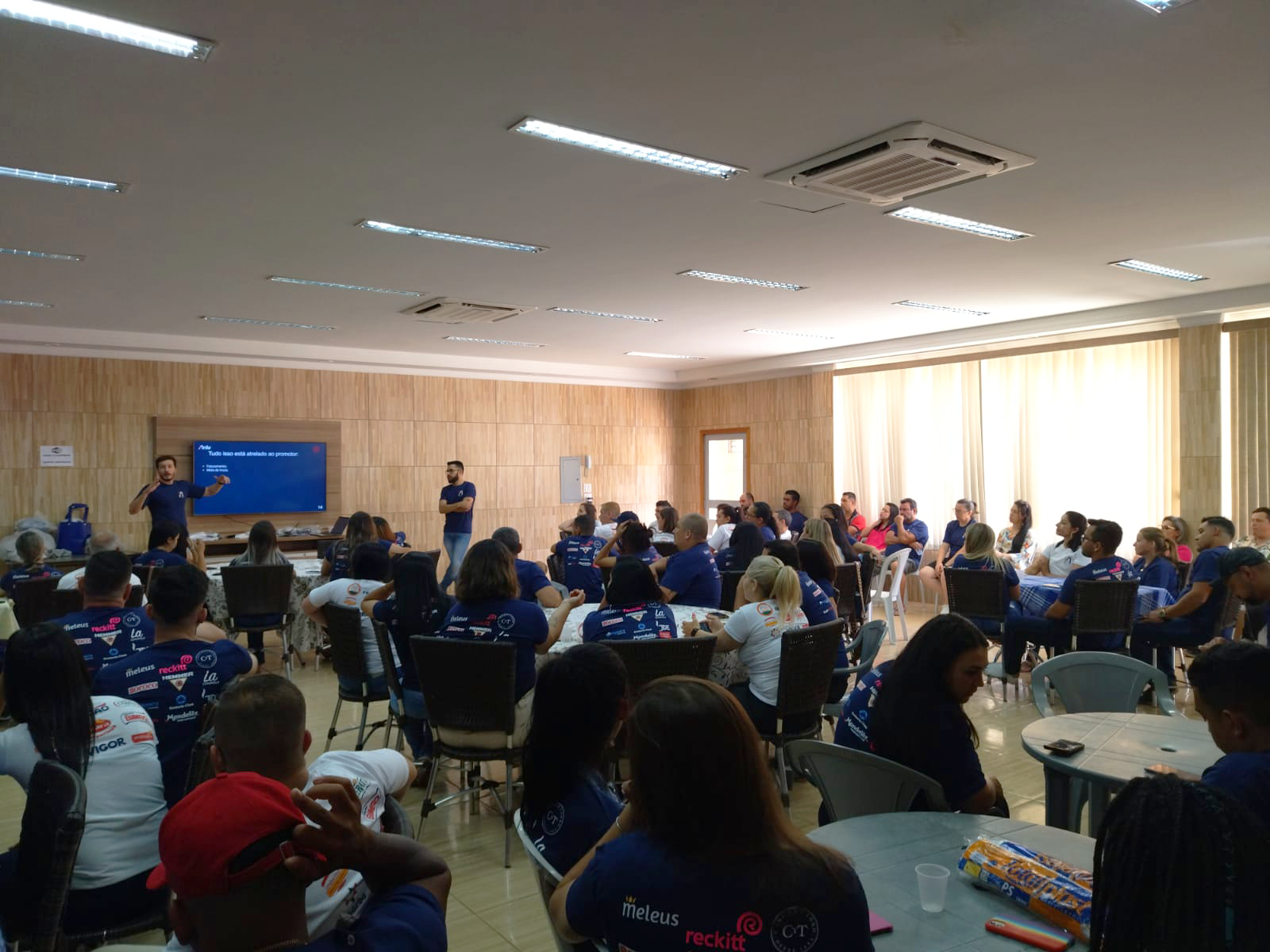 Reunião com a equipe de vendedores ponderadas e promotores